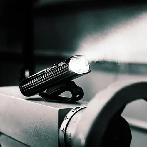 Vista 7 de LEZYNE Connect Smart 1000XL y KTV Drive Pro - Combo de luz de ciclismo inteligente Faro de aluminio CNC de 1000 lúmenes y kit de luz trasera gran