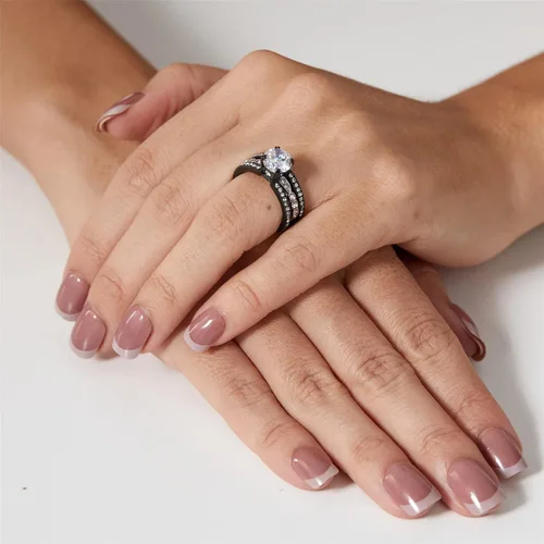 Vista 5 de Anillos de compromiso a juego para parejas diseño titanio y acero inoxidable con circonia cúbica, de Mabella