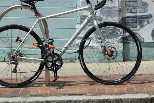 Vista 2 de Kryptonite Evolution Mini-7 - Cerradura en U para bicicleta con cable de doble bucle KryptoFlex de 4 pies