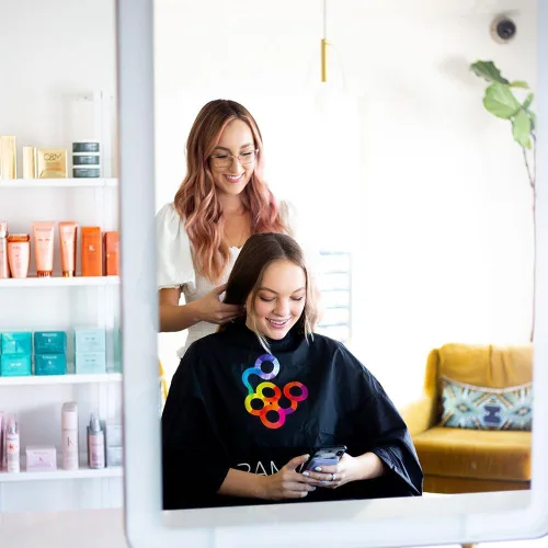 Vista 3 de FRAMAR Capa de salón con cobertura de color – Capa para cabello con cierre de presión y pecho goma, para teñido del cabello, suministros
