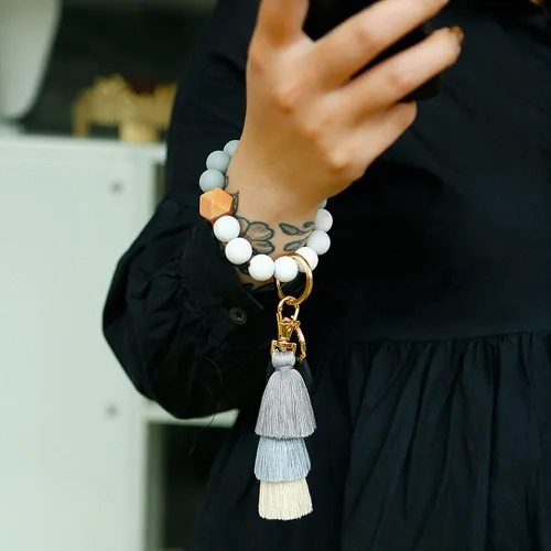 Vista 4 de Cynure Llavero para mujer con borlas y accesorios de silicona con cuentas
