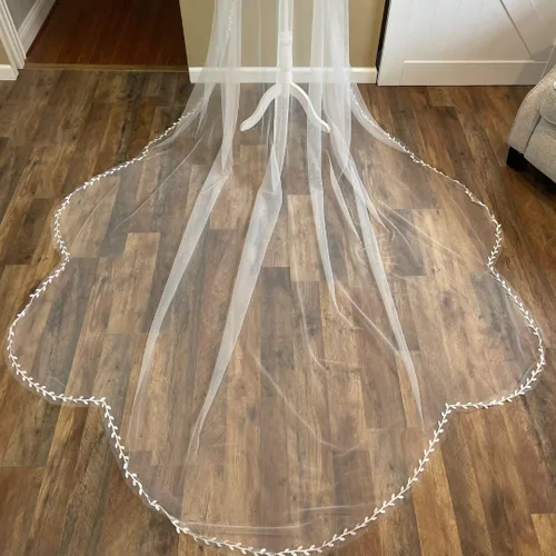 Vista 4 de Cadence Elegant Bridal Veil with Mesh Applique Trim - One Layer, 118.1 inches Long - White Off