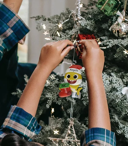 Vista 4 de Kurt S. Adler Adorno de tiburón bebé, con licencia oficial, calcetín de Navidad con diseño de tiburón, decoración de árbol de vacaciones con nombre