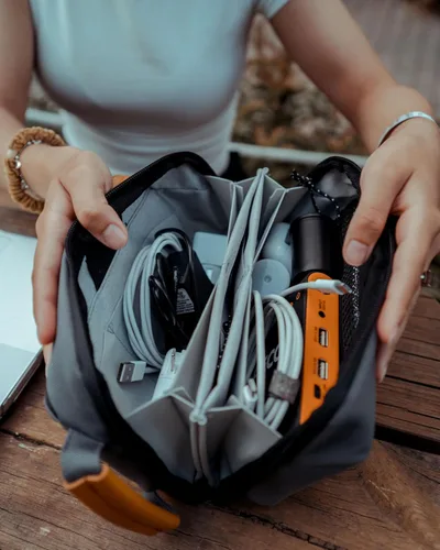 Vista 5 de Organizador de Bolso Tecnológico - Bolsa Organizadora Pequeña para Electrónica de Viaje - Estuche de Viaje Premium con Acentos de Cuero - Bolsillo