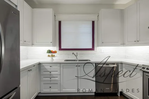 Vista 3 de Flat Roman Shade Chevalle Plum. White base with purple border on three sides and chain mechanism. Custom made.