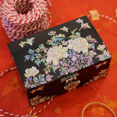 Vista 2 de Joyero de nácar Recuerdo lacado negro con diseño floral y de mariposa, interior y espejo de terciopelo rojo Regalo romántico del día de San