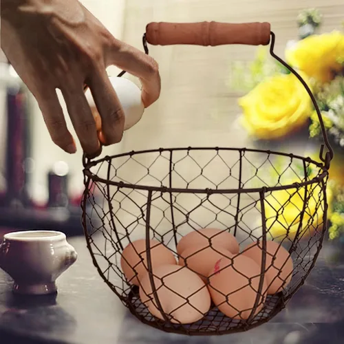 Vista 2 de TAIANLE. Cesta de huevos de alambre con mango de madera, cesta de recolección de huevos de granja con capacidad para 1-3 docenas – encimera