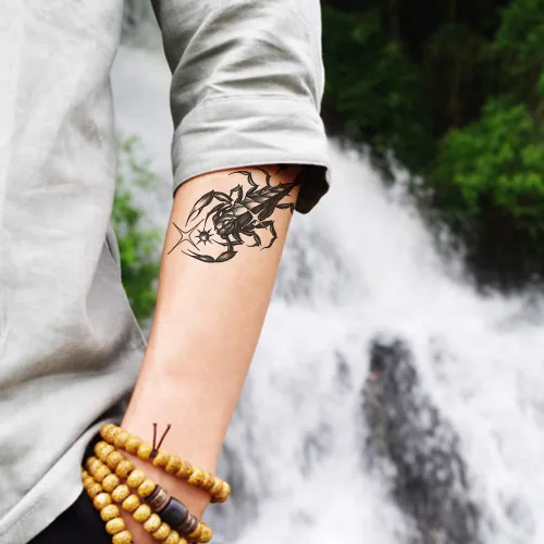Vista 4 de 2 hojas de tatuajes temporales pequeños de escorpión para adultos, tatuajes falsos de escorpión negro, arte corporal impermeable de larga duración