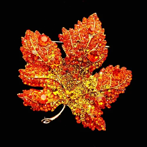 Vista 2 de Vintage elegante completo micro pavimentar amarillo naranja rojo cristal grande hoja de arce broche pin otoño joyería