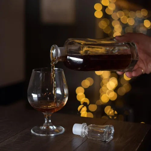 Vista 9 de Bormioli Rocco Capitol - Decantador de vidrio, tapón geométrico hermético, decantador de whisky de 23.75 onzas para vino, bourbon, brandy, licor