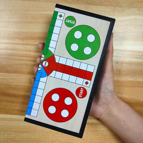 Vista 3 de KIDAMI Juego de mesa mini Ludo magnético de viaje, diseño plegable y ligero, regalo para niños y bebés (19.4 × 19.4 cm)