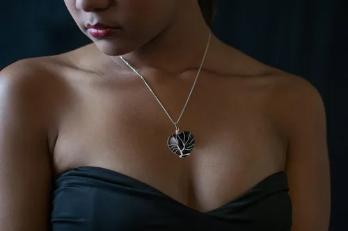 Vista 2 de Halukakah Collar de piedra lunar LUNARLOVE Hecho a mano chapado en platino con alambre de árbol de la vida, colgante de cristal natural