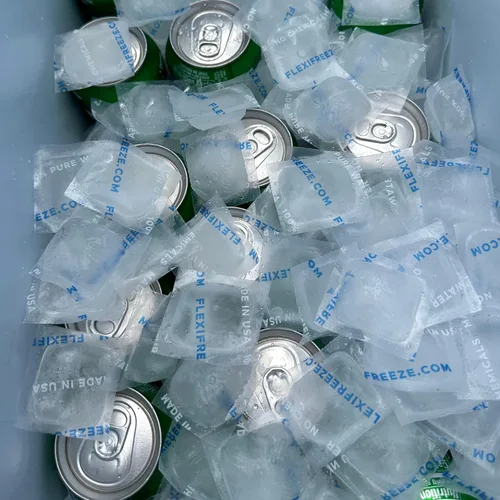 Vista 4 de Cooler Cubes - Bolsa de hielo de 5 libras - Cubos de hielo reutilizables y recongelables