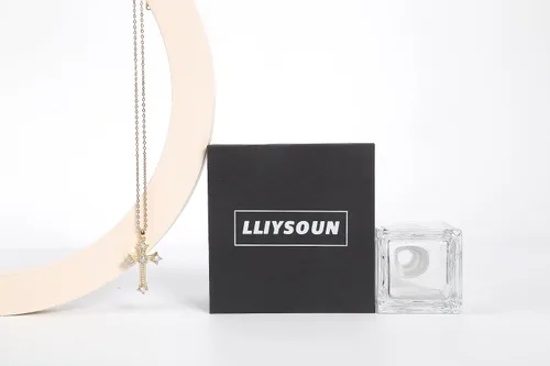Vista 4 de LLIYSOUN Collar con colgante de cruz para mujer, joyería de cruz de oro, regalos para mujeres y niñas, collar de cruz minimalista, joyería de moda