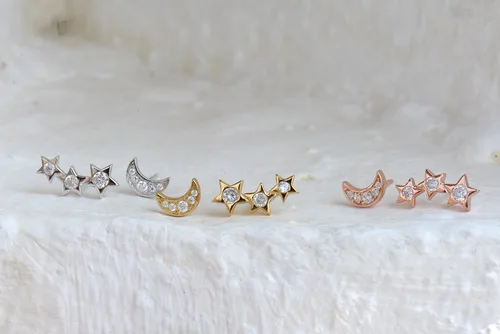Vista 4 de Aretes de tuerca de plata de ley, delicadas mini barras, perno de rayo, luna, estrella, estallido, tres aretes de tuerca, 3 colores disponibles