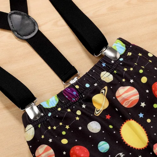 Vista 6 de IMEKIS Mameluco para bebé niño con diseño espacial para primer cumpleaños + pantalones cortos con tirantes, astronautas y accesorios para fotos