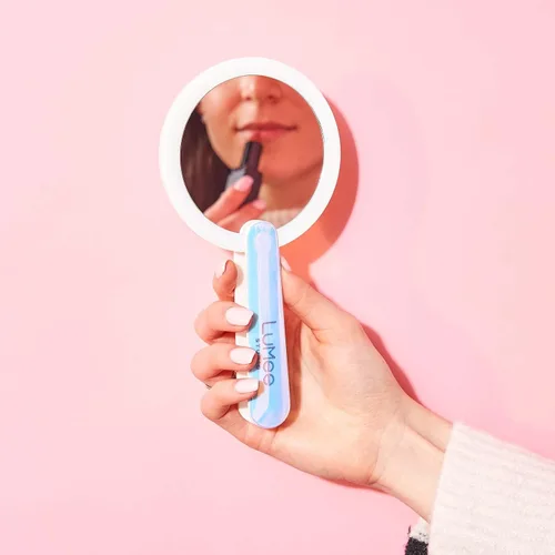 Vista 6 de Lumee Espejo de maquillaje iluminado – Espejo redondo con luz LED con batería recargable, mango plegable, espejo de mano portátil compacto