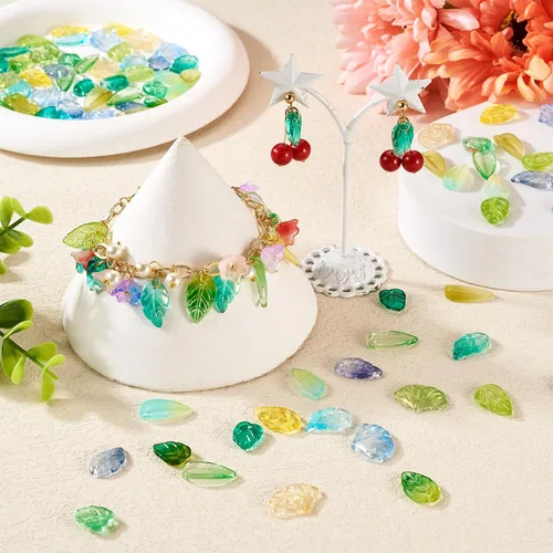 Vista 2 de Pandahall - 150 cuentas de hojas verdes de cristal transparente para árbol de cristal, pequeñas hojas verdes para manualidades, manualidades