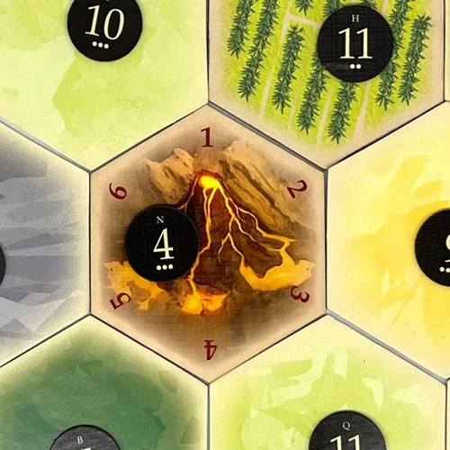 Vista 3 de Pieza de Juego Hexagonal de Escenario de Volcán compatible con Los Colonos de Catán, Mareantes y Expansiones de Catán (1 Paquete)