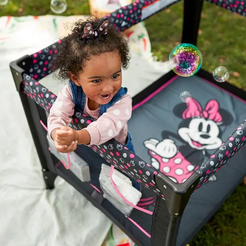 Vista 8 de Disney Baby® 3D Ultra Play Yard con moisés y bolsa de almacenamiento, Peeking Mickey