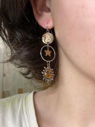 Vista 3 de Aretes colgantes vintage de sol y luna para mujer, aretes asimétricos de mitología griega (dorado)