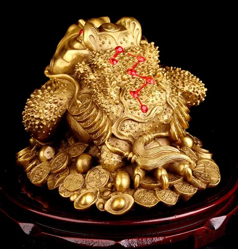Vista 3 de Estatua de Feng Shui de latón con rana de dinero, escultura de sapo de dinero, juego de 5 monedas antiguas de cuerda roja de Feng Shui