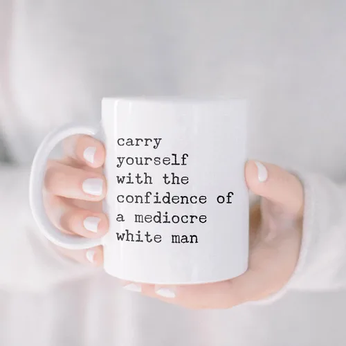 Vista 5 de Taza con texto en inglés «Carry Yourself With The Confidence Of A Mediocre White Man», divertida taza feminista, taza de cerámica tóxica para regalo
