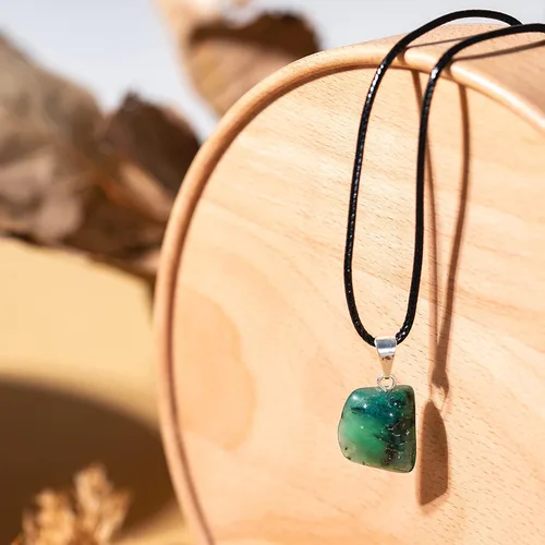 Vista 3 de AYANA - Collar con colgante de cristal curativo de esmeralda, collares hechos a mano, cristales de origen ético y piedras curativas, piedra natal