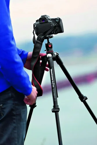 Vista 25 de Manfrotto, MKBFRA4-BH BeFree, trípode de aluminio compacto para viaje, color negro.