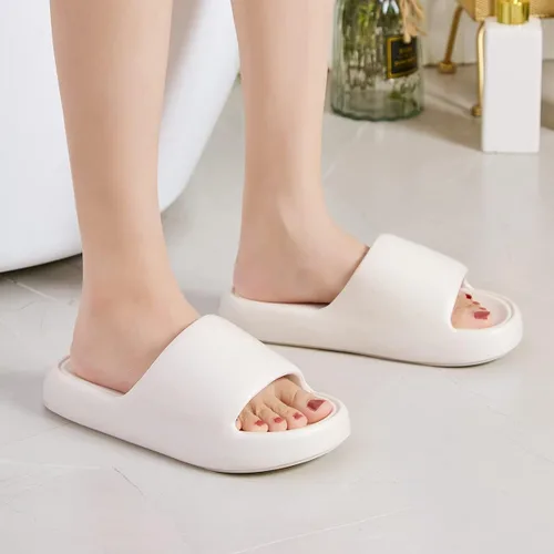 Vista 3 de CVACAURNTO Pantuflas de nube para hombre y mujer, sandalias de baño acolchadas con suela gruesa, zapatos de almohada para interiores y exteriores