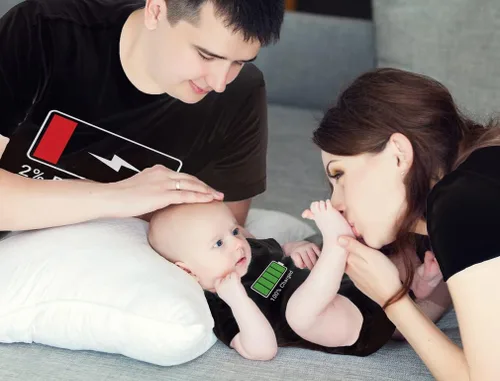 Vista 5 de Tstars Camisetas familiares a juego – Divertido juego de batería baja y carga completa para mamá, papá y bebé – Regalo para nuevos padres