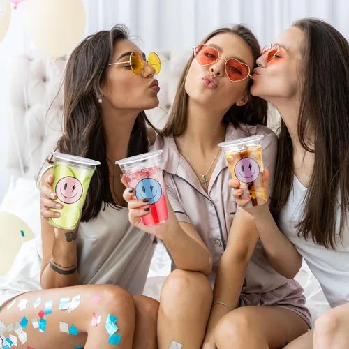Vista 7 de Norme Juego de 52 vasos de plástico con tapa de cara sonriente de 16 onzas, tazas de café helado desechables transparentes con rayas