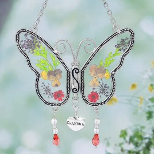 Vista 5 de Mariposa de la abuela que atrapa el sol con alas de flores a presión incrustadas en vidrio con borde de metal. Encanto del corazón de la abuela.