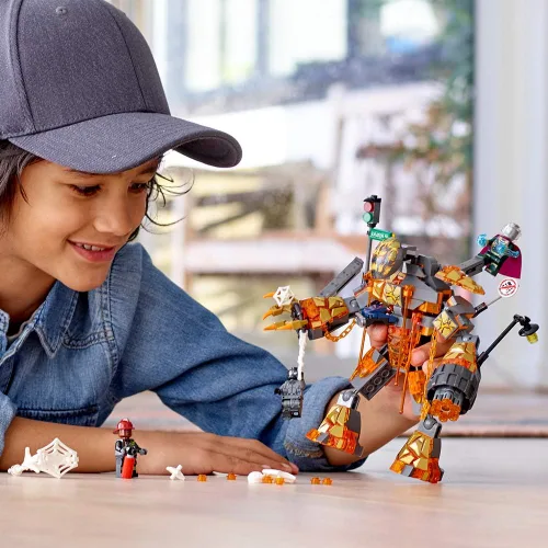 Vista 2 de LEGO Marvel Spider-Man Far from Home: Molten Man Battle 76128 Kit de construcción (294 piezas)