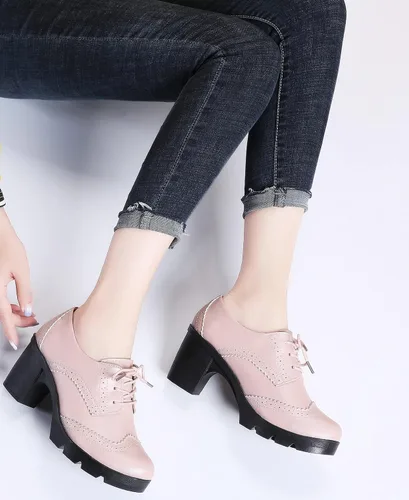 Vista 2 de DADAWEN - Zapatos clásicos de cuero para mujer, con cordones, de tacón medio cuadrado y grueso con plataforma y puntera, para pantalones oxford