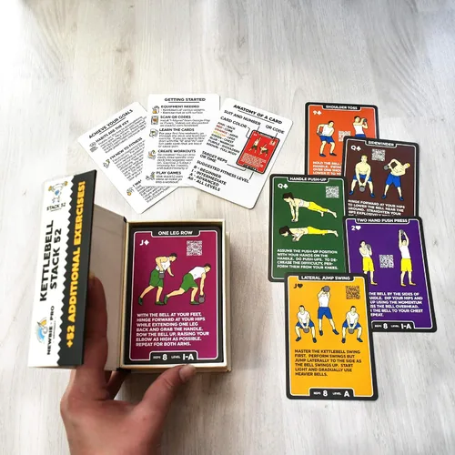 Vista 6 de Tarjetas de ejercicio Stack 52 con pesa rusa. Juego de cartas para entrenamiento de peso corporal. Incluye instrucciones en video. Aprende