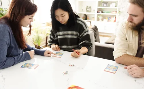 Vista 7 de Juego de dados CATAN - ¡Diversión portátil para aventuras en movimiento! Juego de estrategia, juego familiar para niños y adultos, a partir de 7