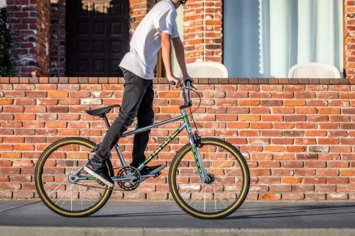 Vista 7 de Schwinn Sting Pro and Predator Team - Bicicleta BMX para niños/jóvenes, diseño retro, de una sola velocidad, marco de acero Hi-Ten, ruedas de 20