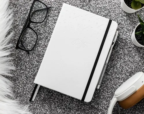 Vista 8 de Cuaderno de diario con viñetas de puntos de bala en papel negro A5 Starry Night de Scribbles That Matter Bolígrafo de gel blanco gratis Papel
