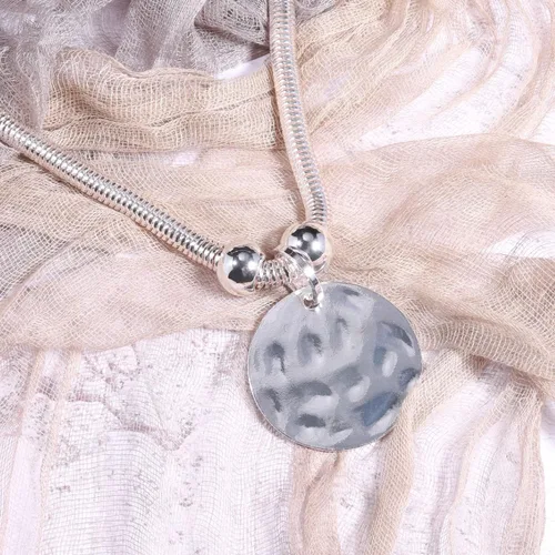 Vista 6 de Juego de collar de metal martillado plateado con cierre de langosta, collar de moneda de disco, collar circular grueso para mujer, joyería única