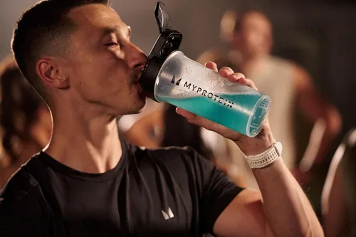 Vista 6 de Myprotein Polvo de Proteína Aislada de Suero Claro, 20 Porciones (0.5kg) Sabor Frambuesa Azul, 20g de Proteína por Porción, Mezcla de Bebida