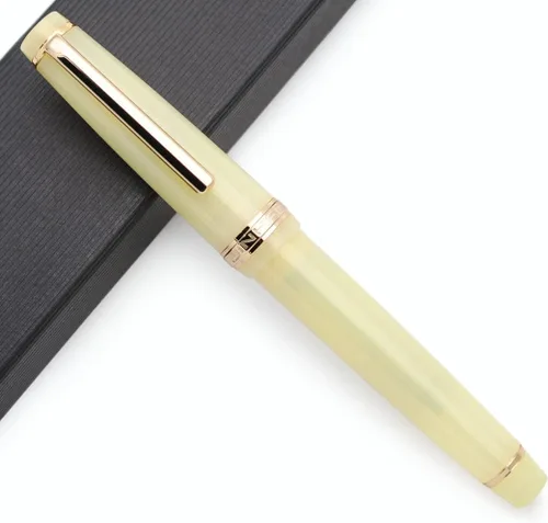 Vista 25 de Pluma estilográfica JINHAO 82 con clip dorado (plumín F 0.5mm, verde aguacate)