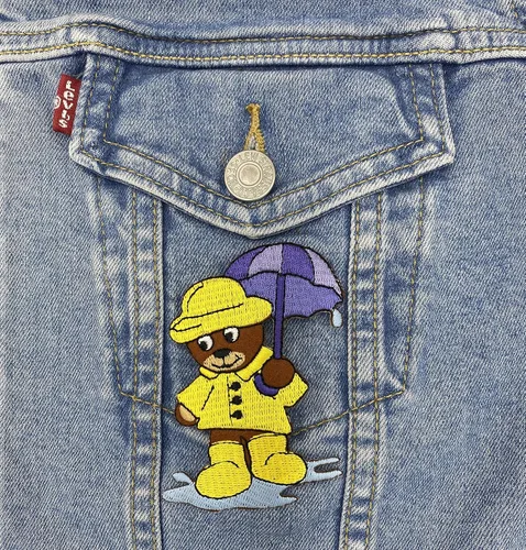 Vista 2 de Oso pardo con protector de lluvia amarilla - Parche bordado para planchar