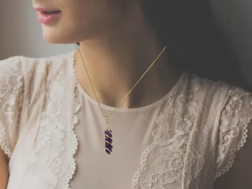Vista 6 de Collar con dije de cristal de amatista para mujer, envuelto en alambre de oro, delicado collar minimalista de cristal curativo para hombres y niños