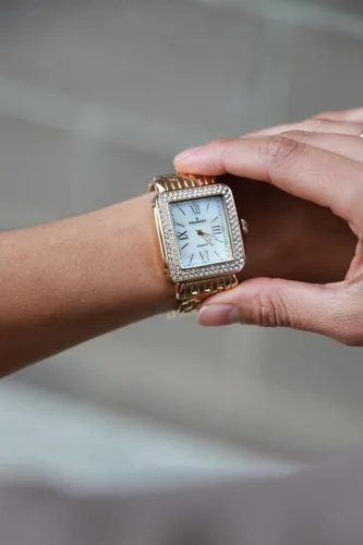 Vista 9 de Peugeot Reloj de vestir rectangular para mujer con bisel decorado de cristal, números romanos y pulsera