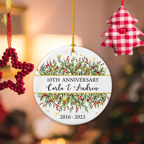 Vista 4 de Adorno personalizado de Navidad, aniversario de boda, aniversario de 2025, adornos de cerámica de Navidad para parejas, esposo, esposa, adorno