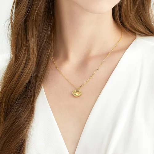 Vista 2 de CHOW SANG SANG Espejo deslumbrante dorado 999.9 de 24 quilates, oro macizo precio por peso, cerradura Ruyi con pequeño collar de corazón para mujer