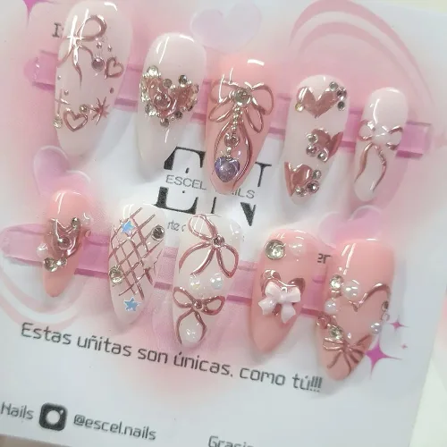 Vista 35 de Uñas postizas a presión de almendra, uñas postizas medianas con diseños de estampado francés de lámina dorada 3D, pegamento dorado Starlight en uñas