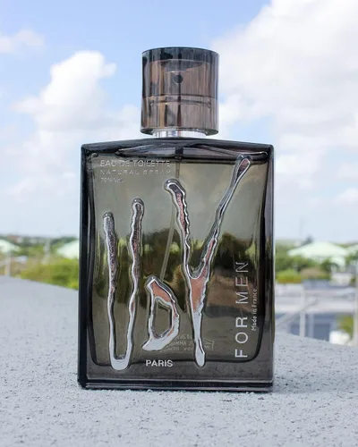 Vista 2 de Udv Black By Ulric de Varens Eau De Toilette Spray para hombre de 3.4 oz