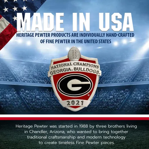 Vista 4 de Heritage Pewter Georgia Bulldogs 2021-2022 National Champions Juego de baúl de cristalería Dos copas de vino de 12 onzas con enfriador de botellas